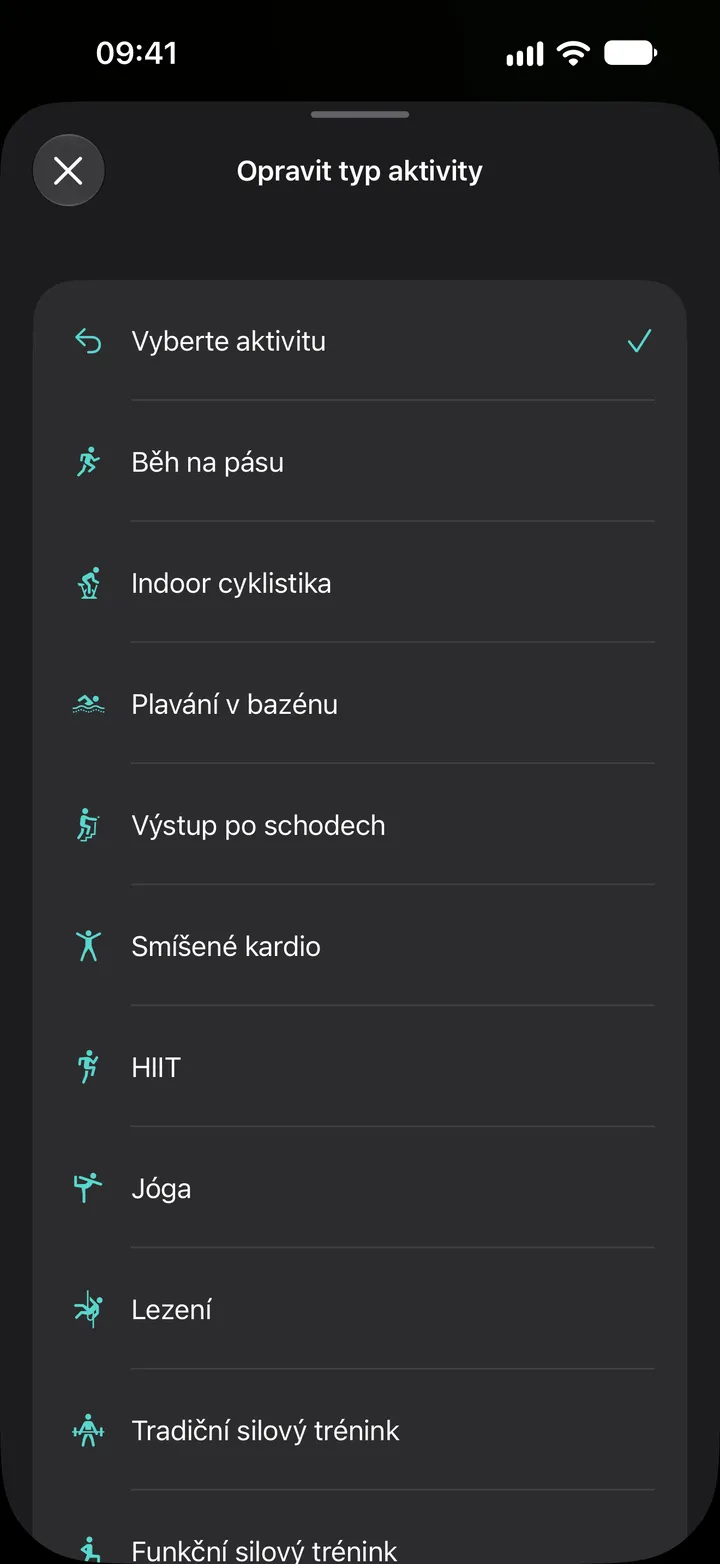 Seznam „Opravit typ aktivity“ v aplikaci Fix My Workout: běh na pásu, indoor cyklistika, plavání v bazénu, výstup po schodech, smíšené kardio, HIIT, jóga, lezení a silový trénink.