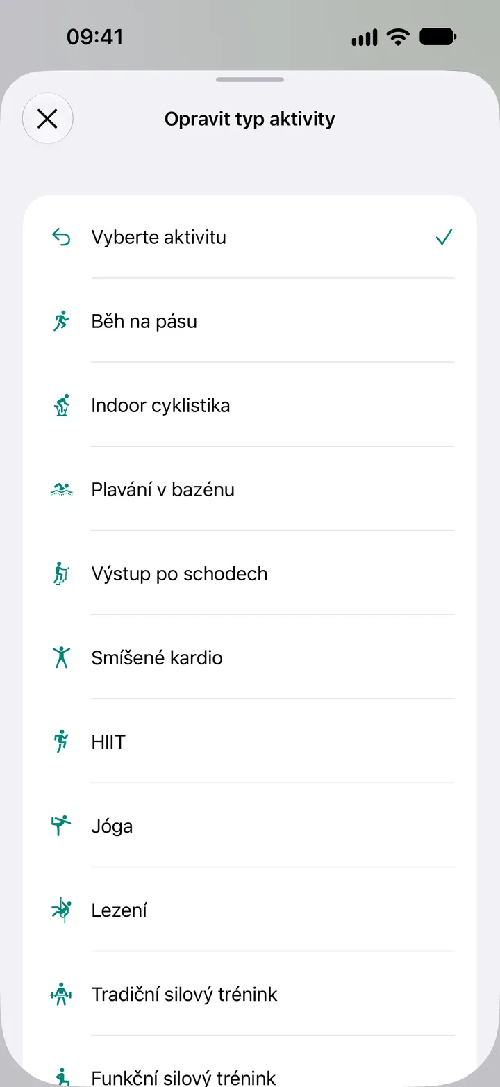 Seznam „Opravit typ aktivity“ v aplikaci Fix My Workout: běh na pásu, indoor cyklistika, plavání v bazénu, výstup po schodech, smíšené kardio, HIIT, jóga, lezení a silový trénink.
