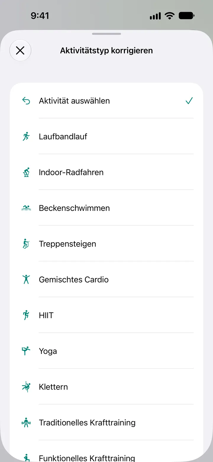Liste „Aktivitätstyp korrigieren“: Laufbandlauf, Indoor-Radfahren, Beckenschwimmen, Treppensteigen, gemischtes Cardio, HIIT, Yoga, Klettern und Krafttraining.