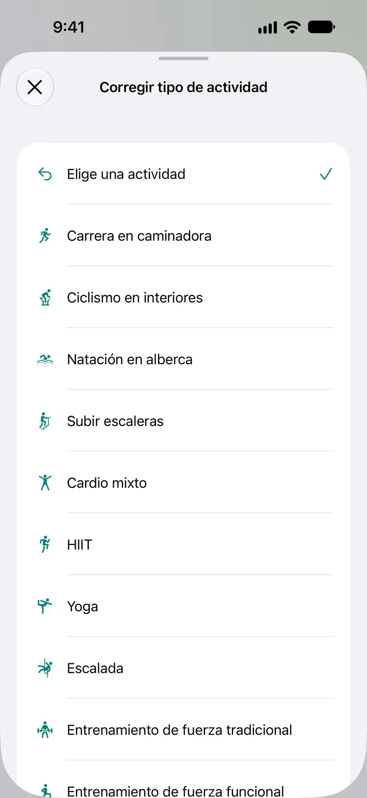 Lista “Corregir tipo de actividad”: carrera en caminadora, ciclismo en interiores, natación en piscina, subir escaleras, cardio mixto, HIIT, yoga, escalada y entrenamiento de fuerza.
