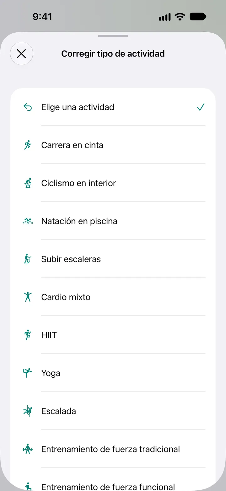Lista «Corregir tipo de actividad»: carrera en cinta, ciclismo en interior, natación en piscina, subir escaleras, cardio mixto, HIIT, yoga, escalada y entrenamiento de fuerza.