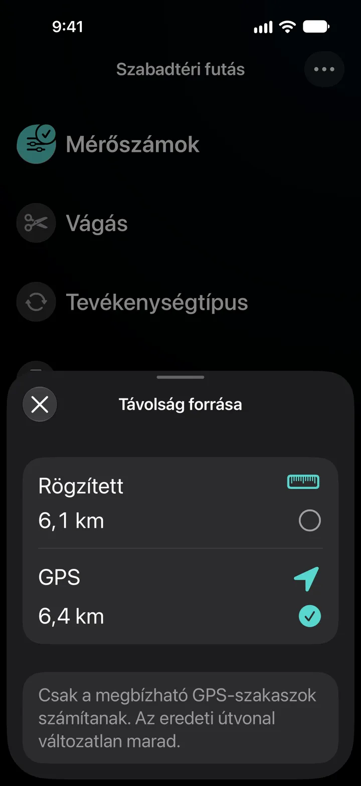 Egy szabadtéri futás távolságforrása: rögzített 6,1 km vagy GPS 6,4 km, a GPS kiválasztva. Csak a megbízható GPS-szakaszok számítanak.