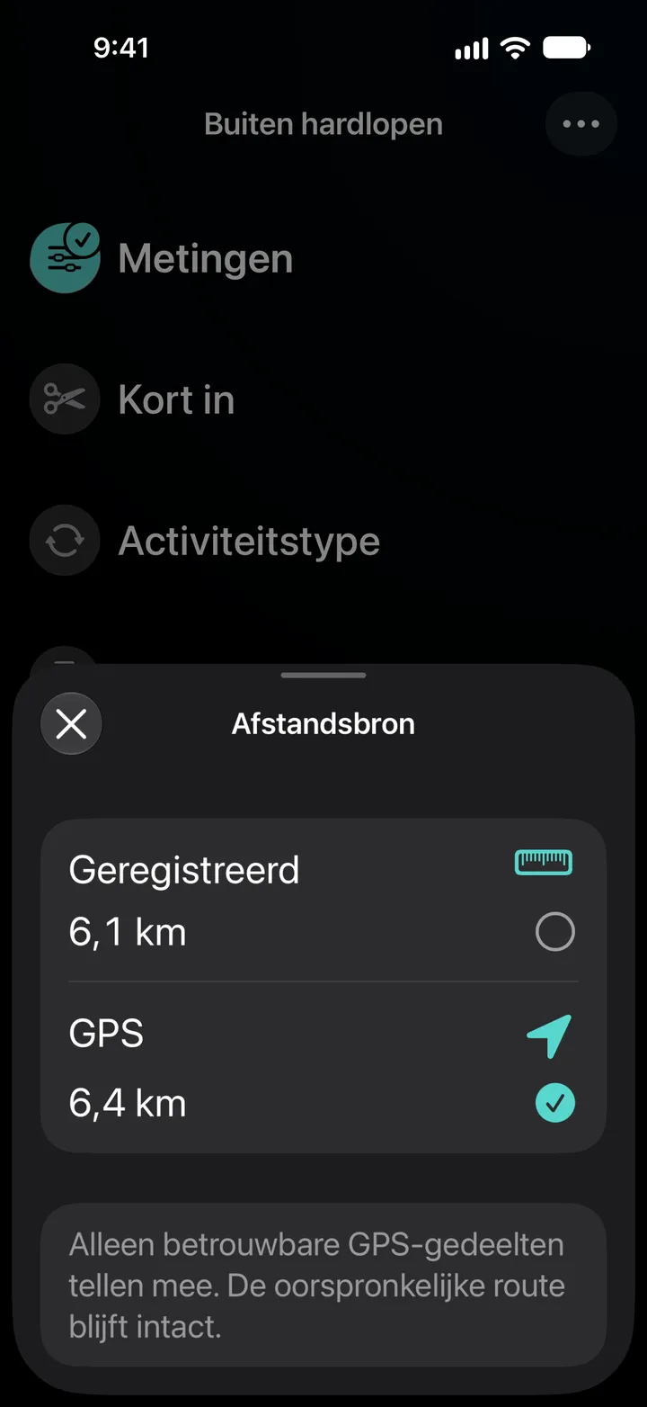 Afstandsbron van een hardloopronde buiten: geregistreerd 6,1 km of GPS 6,4 km, met GPS geselecteerd. Alleen betrouwbare GPS-gedeelten tellen mee.